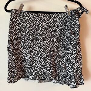 Abercrombie & Fitch Black White Floral Wrap Skirt | Ruffle Hem | Mini Skirt